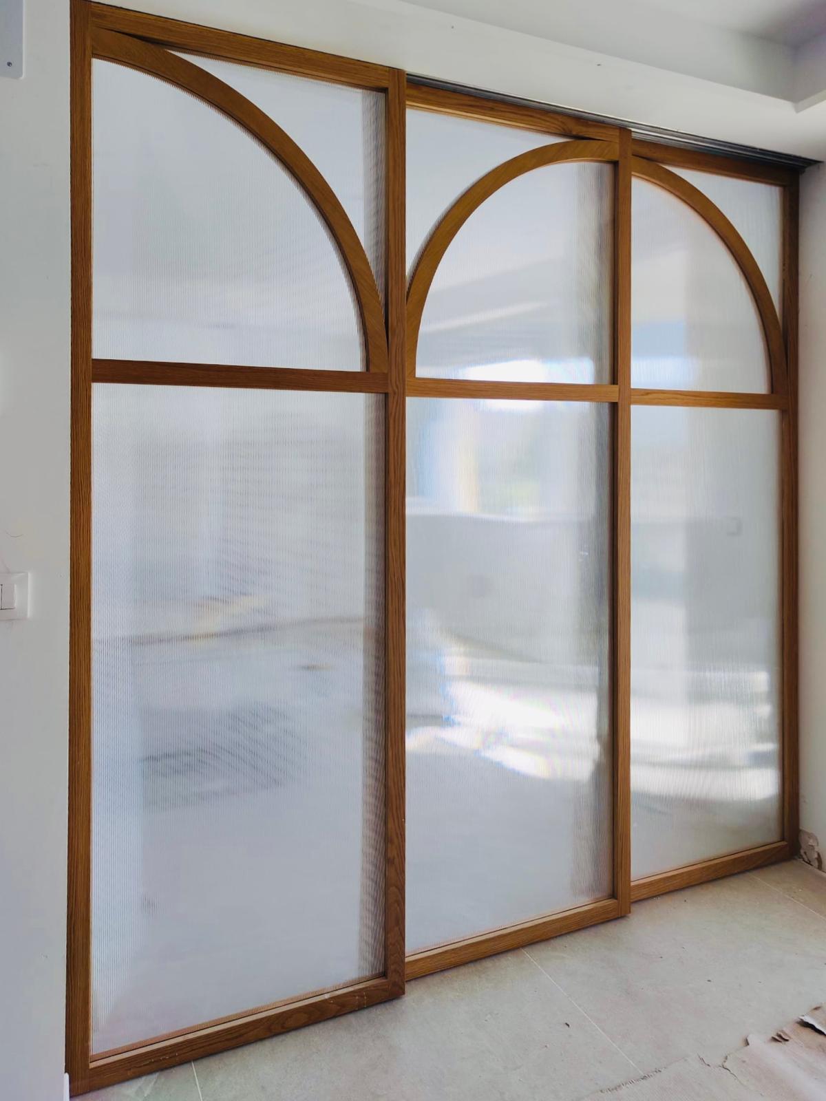 puerta vidrio rayado